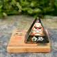 Daruma triangle en laque sur socle de face