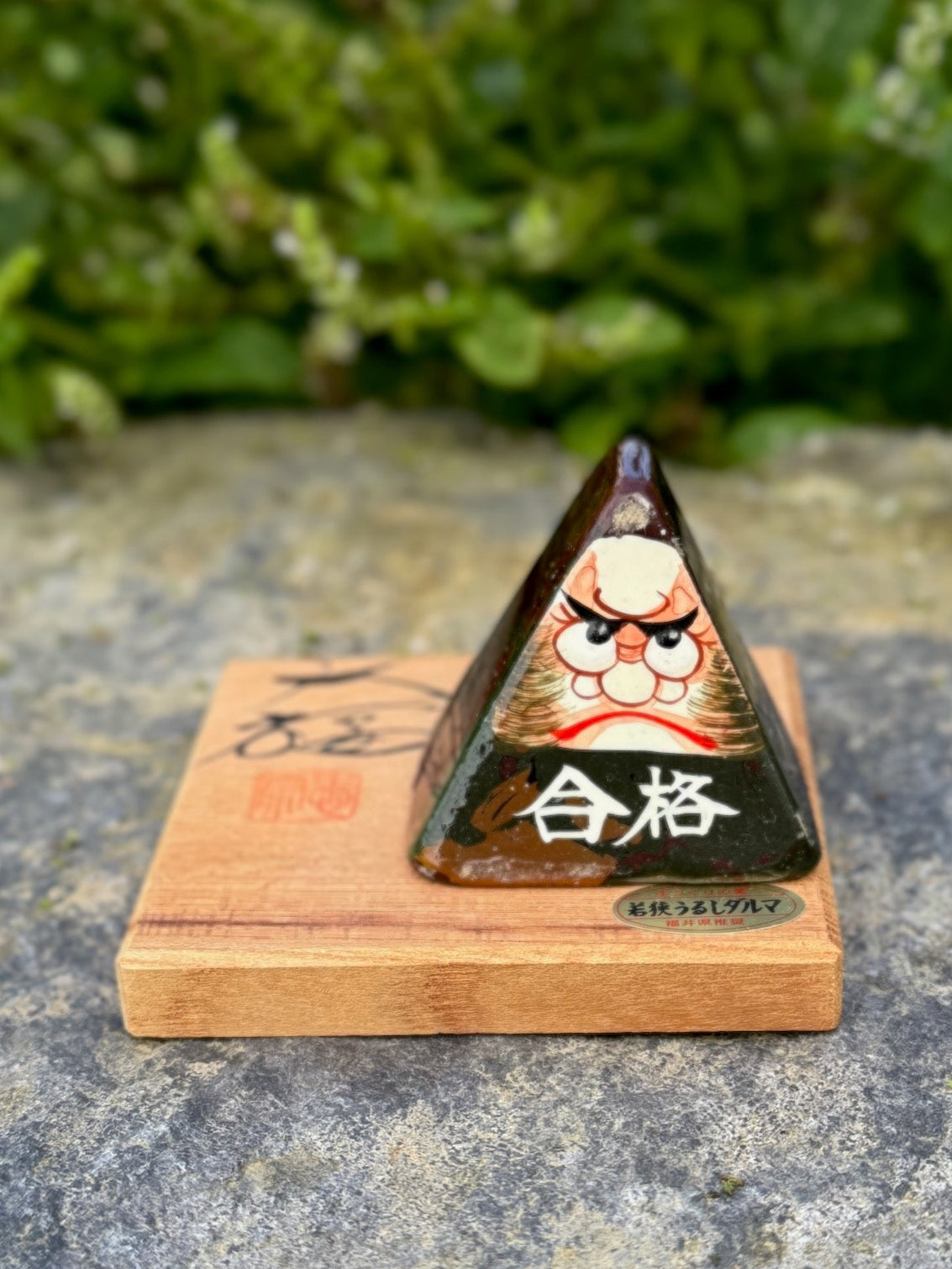 Daruma triangle en laque sur socle de face