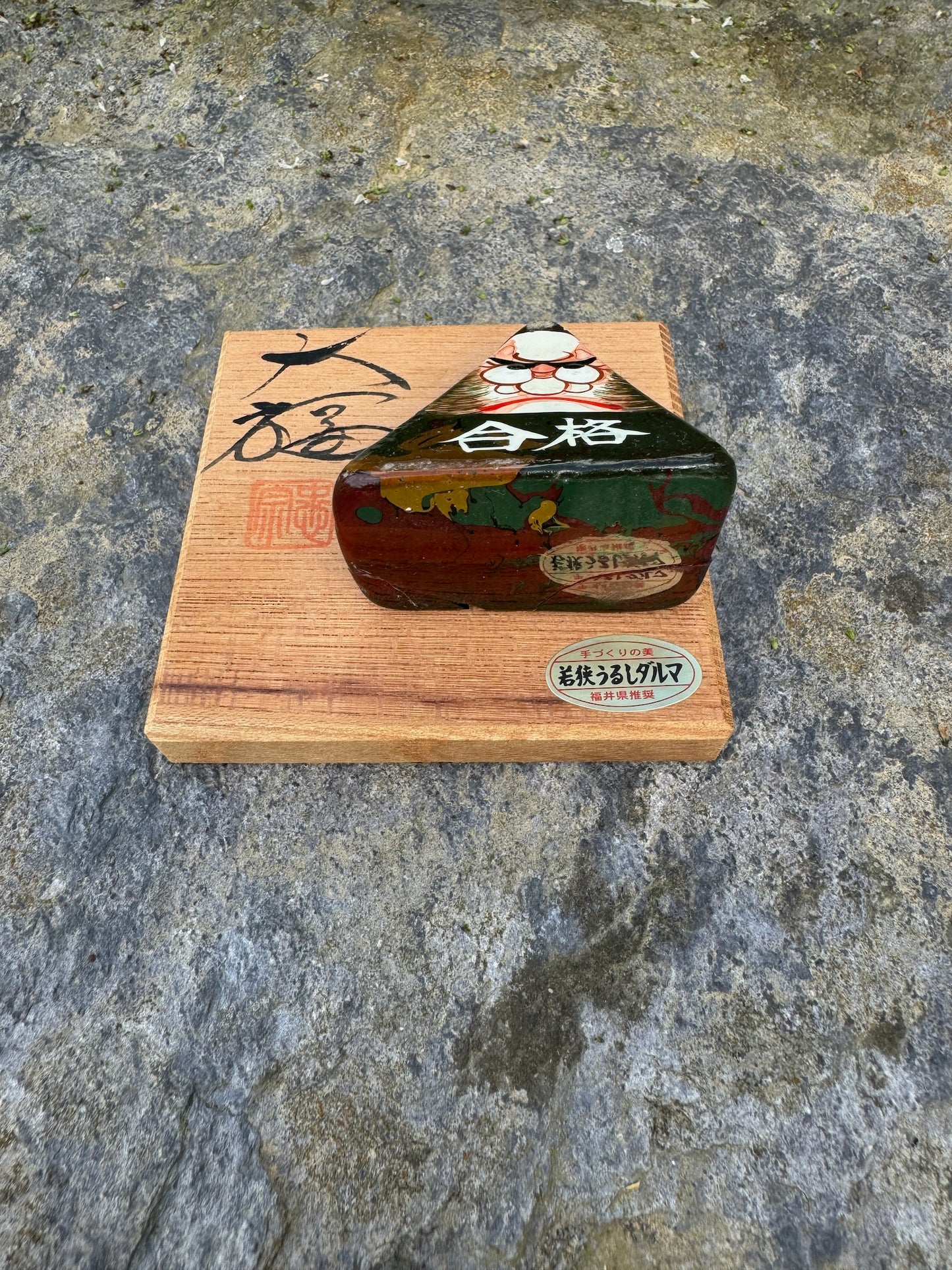 Daruma triangle en laque sur socle vue dessous