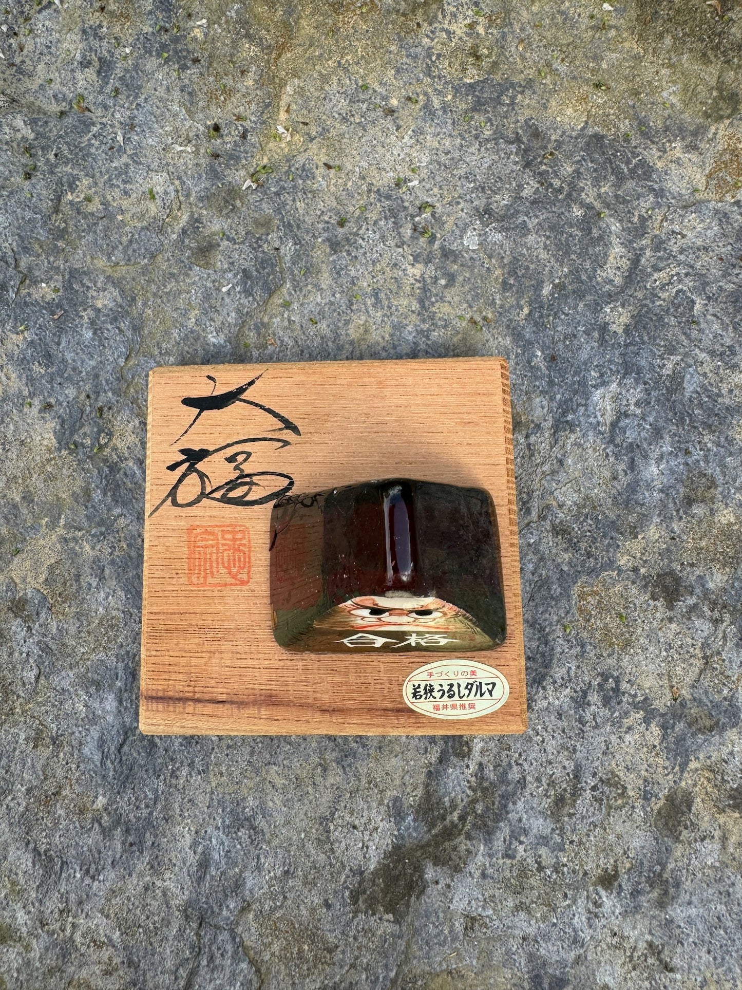 Daruma triangle en laque sur socle vue dessus