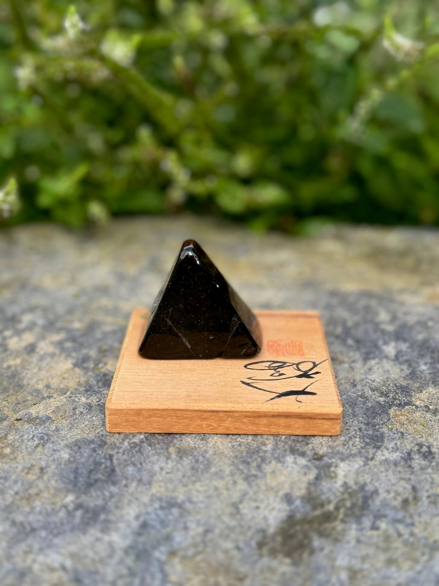 Daruma triangle en laque sur socle Vue dos