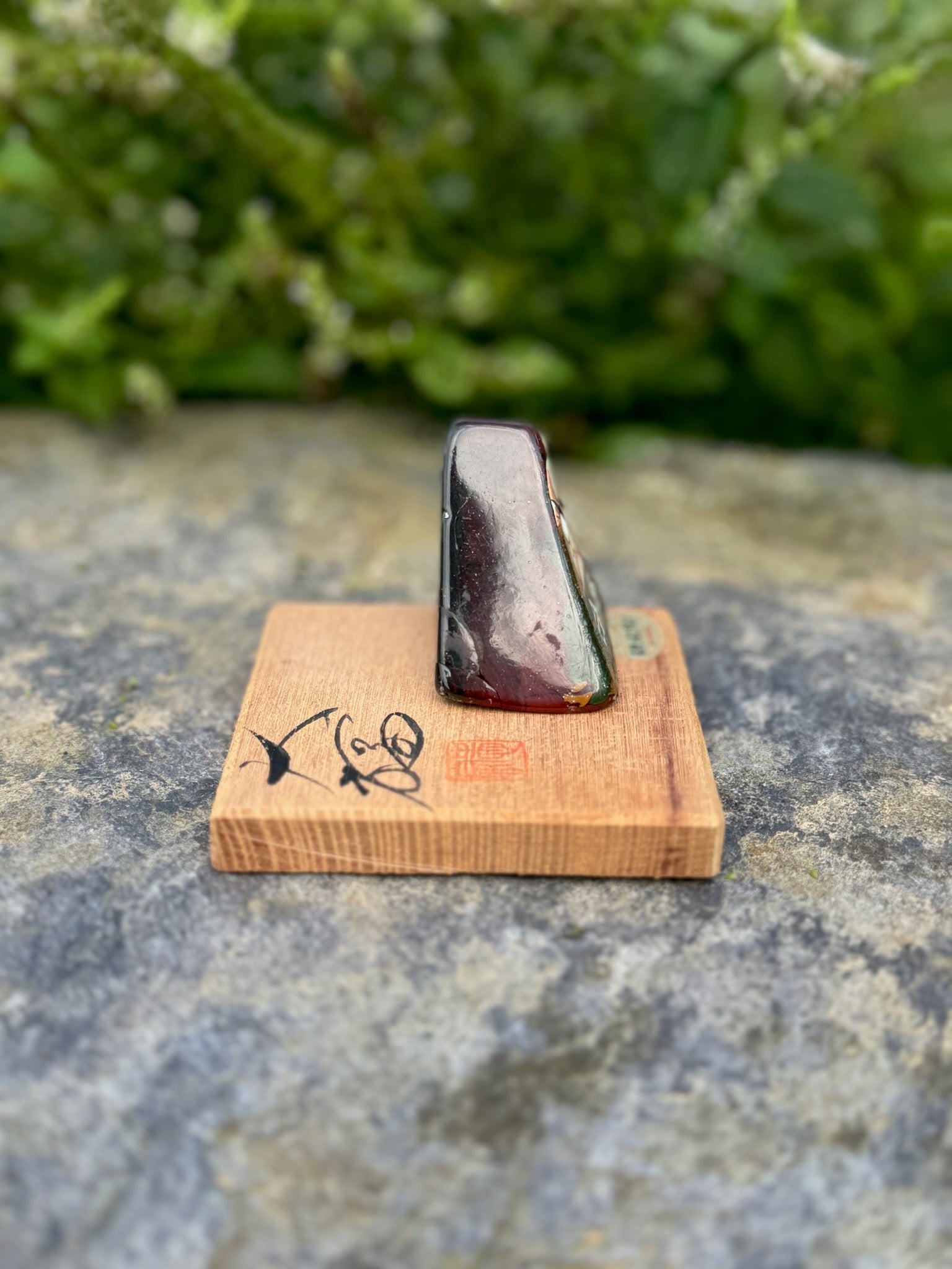 Daruma triangle en laque sur socle Profil droit