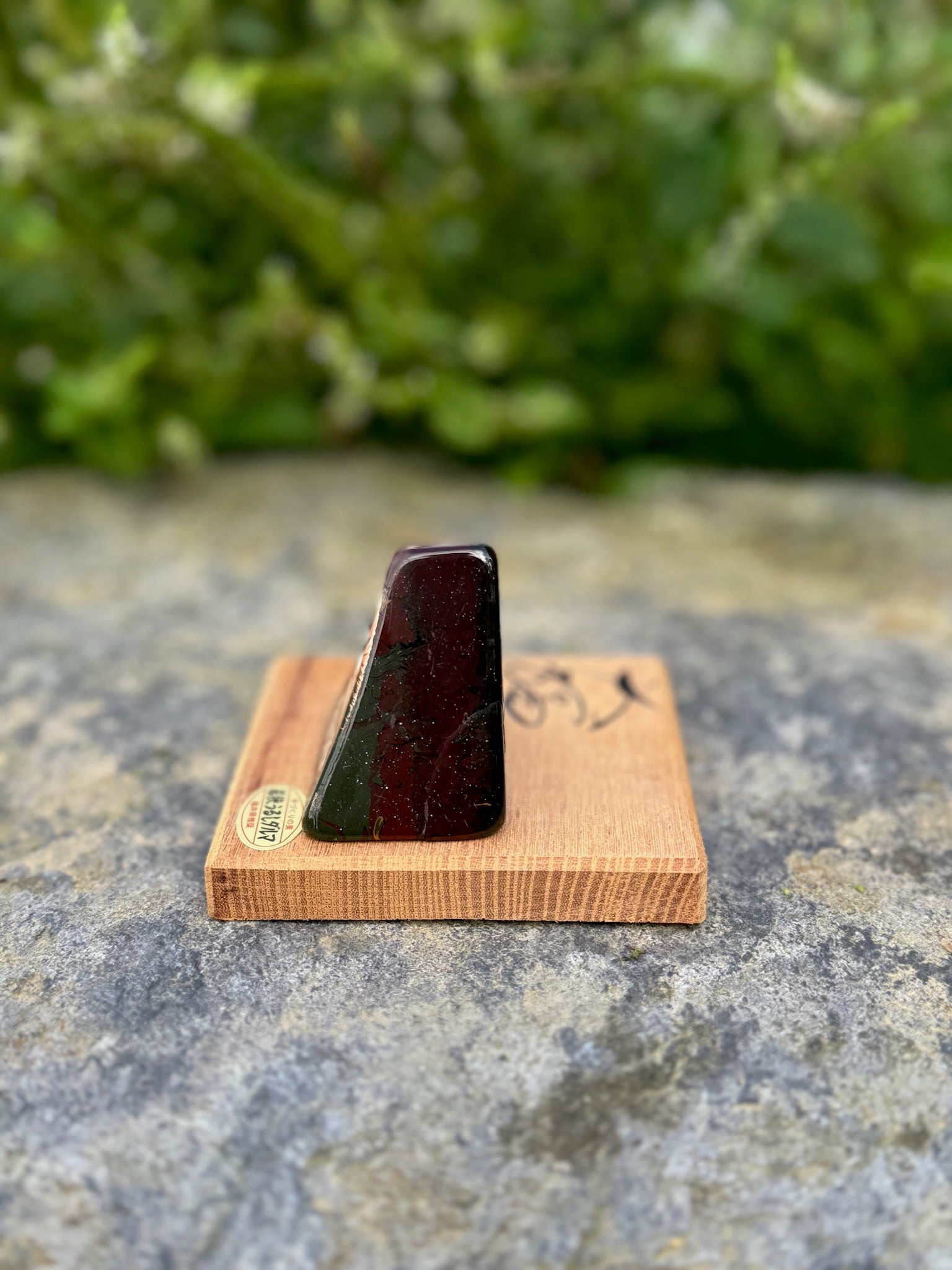 Daruma triangle en laque sur socle vue gauche