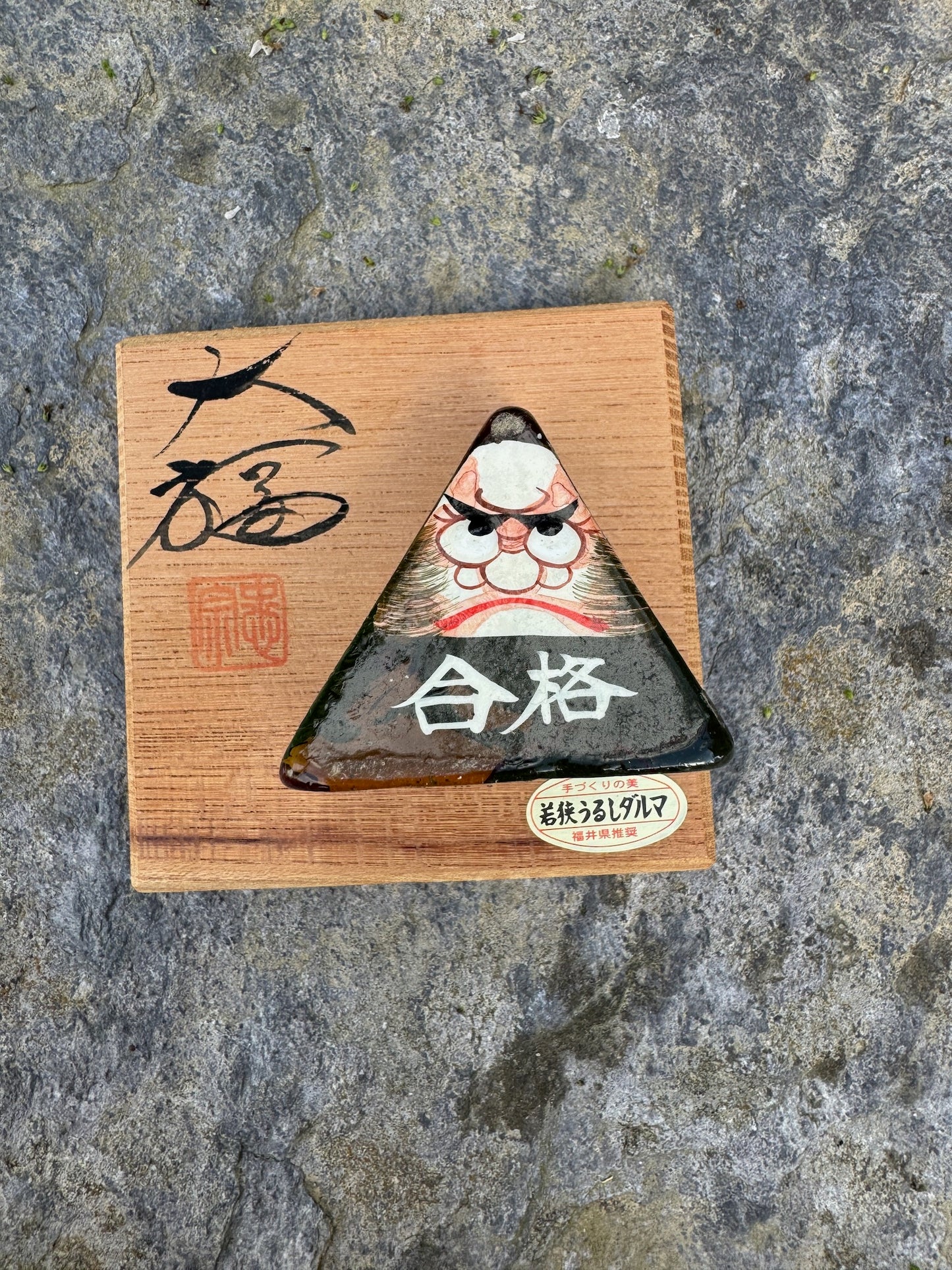 Daruma bloc en laque sur socle calligraphié vue dessus