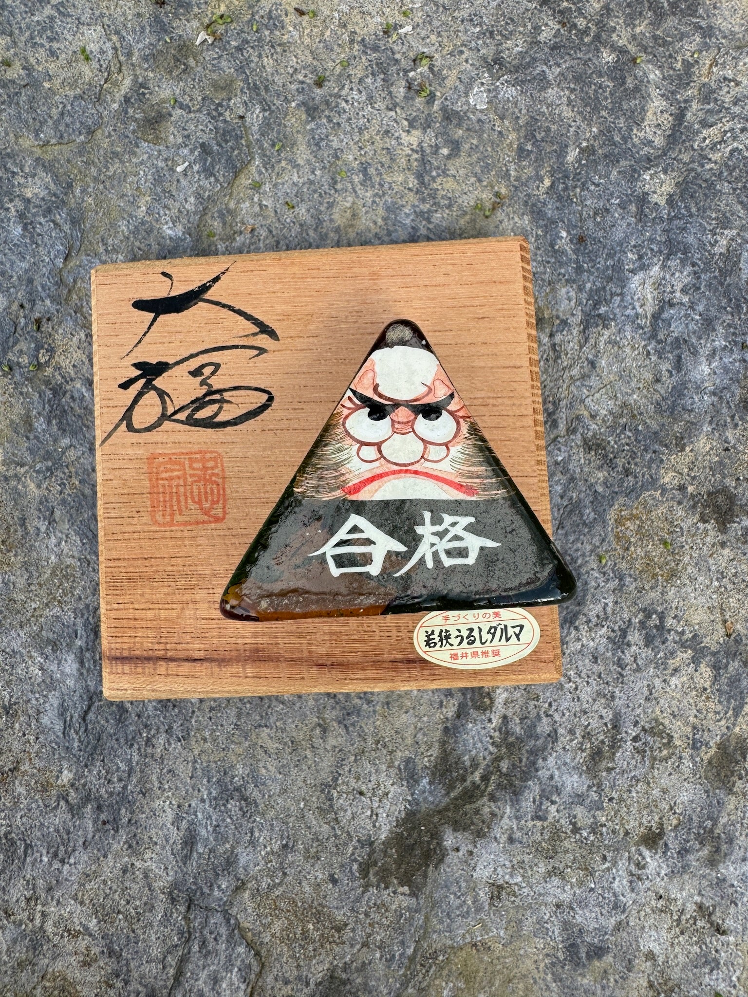 Daruma bloc en laque sur socle calligraphié vue dessus