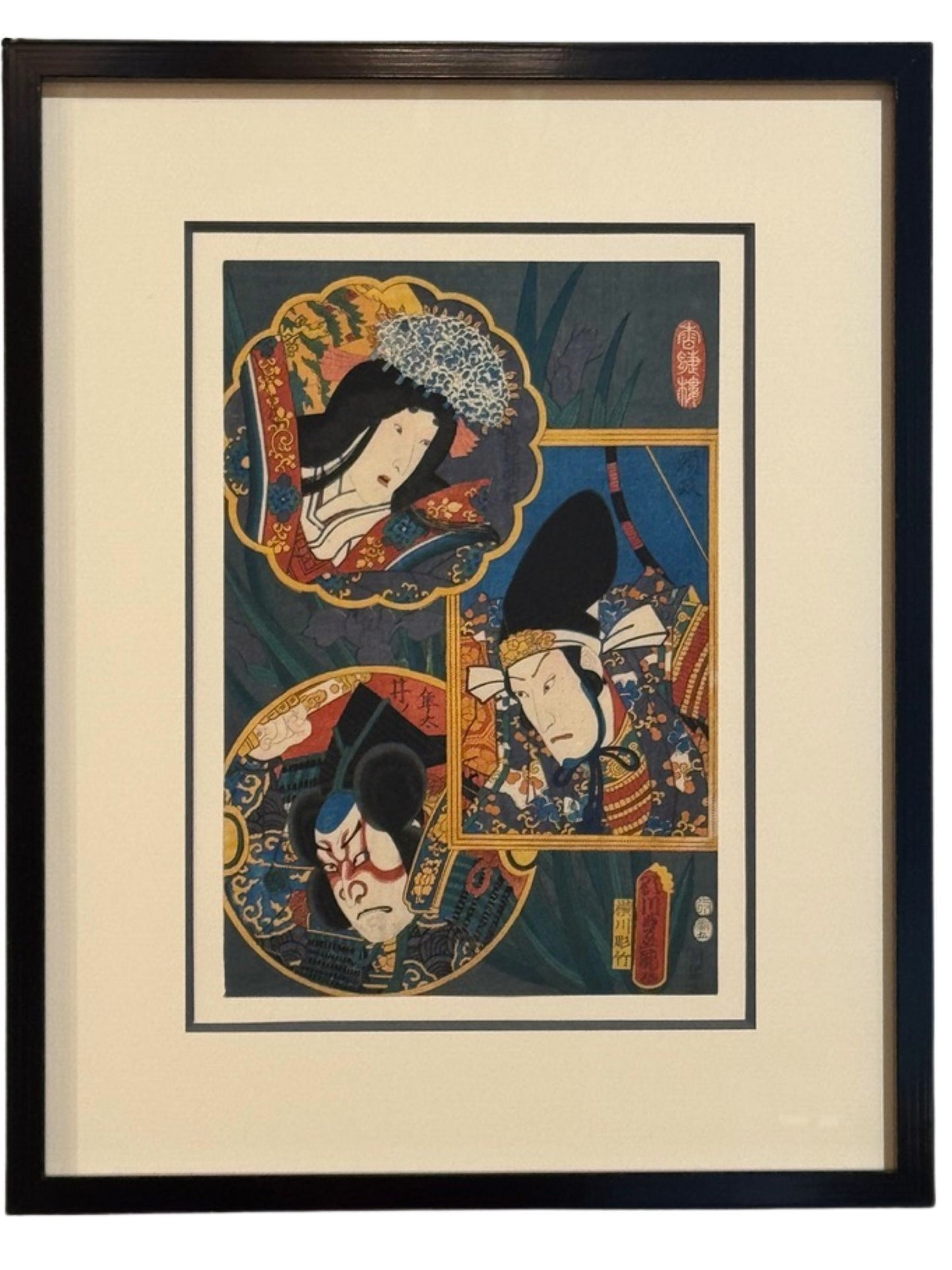 Estampe japonaise encadrée de Kunisada, trois portraits d'acteurs de Kabuki dans médaillon, cadre noir laqué