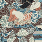 Estampe japonaise de Kunisada Toyokuni III en kakemono-e représentant une courtisane marchant sous son ombrelle, détail des mains tenant son ombrelle et de son kimono