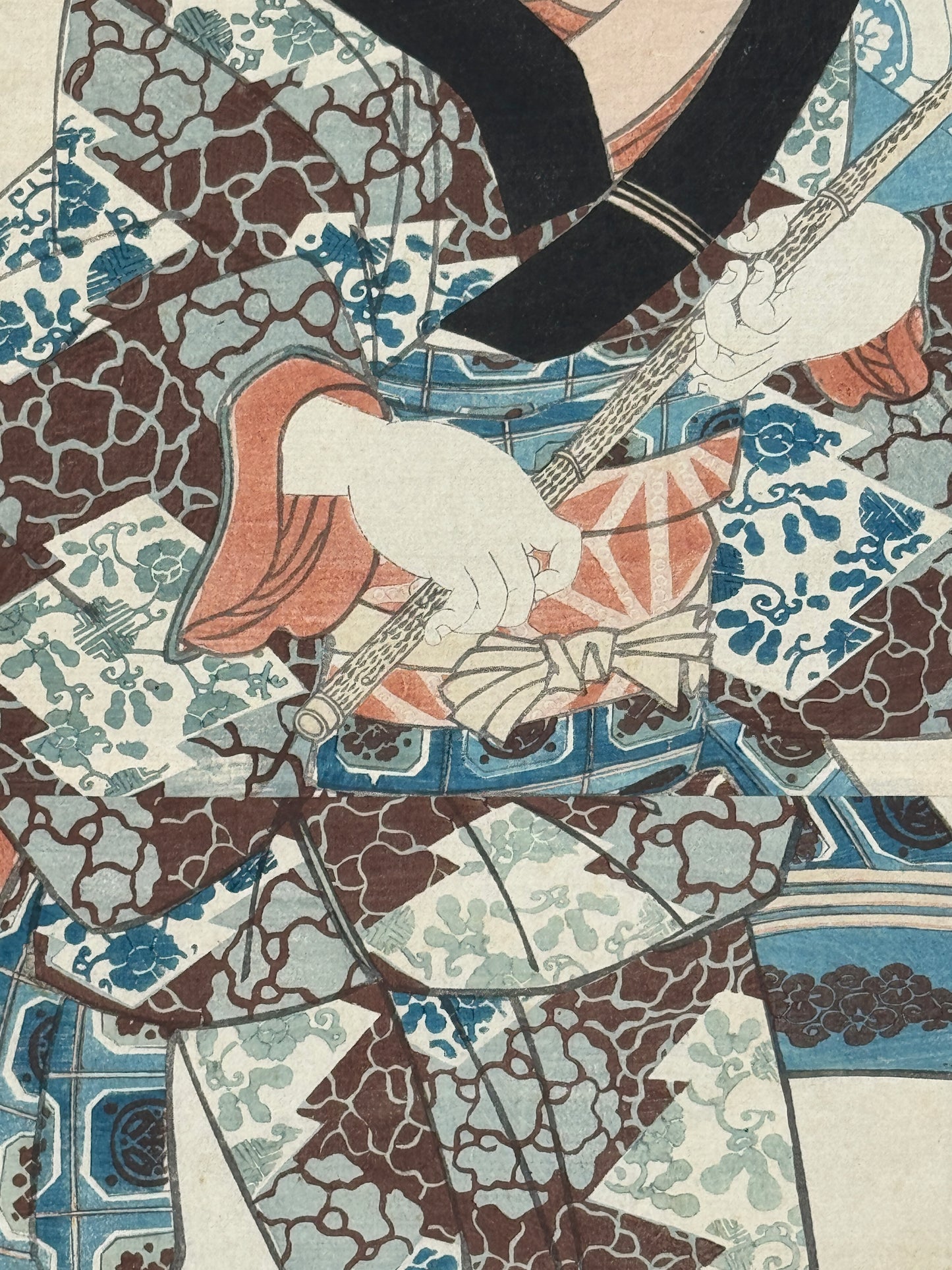 Estampe japonaise de Kunisada Toyokuni III en kakemono-e représentant une courtisane marchant sous son ombrelle, détail des mains tenant son ombrelle et de son kimono