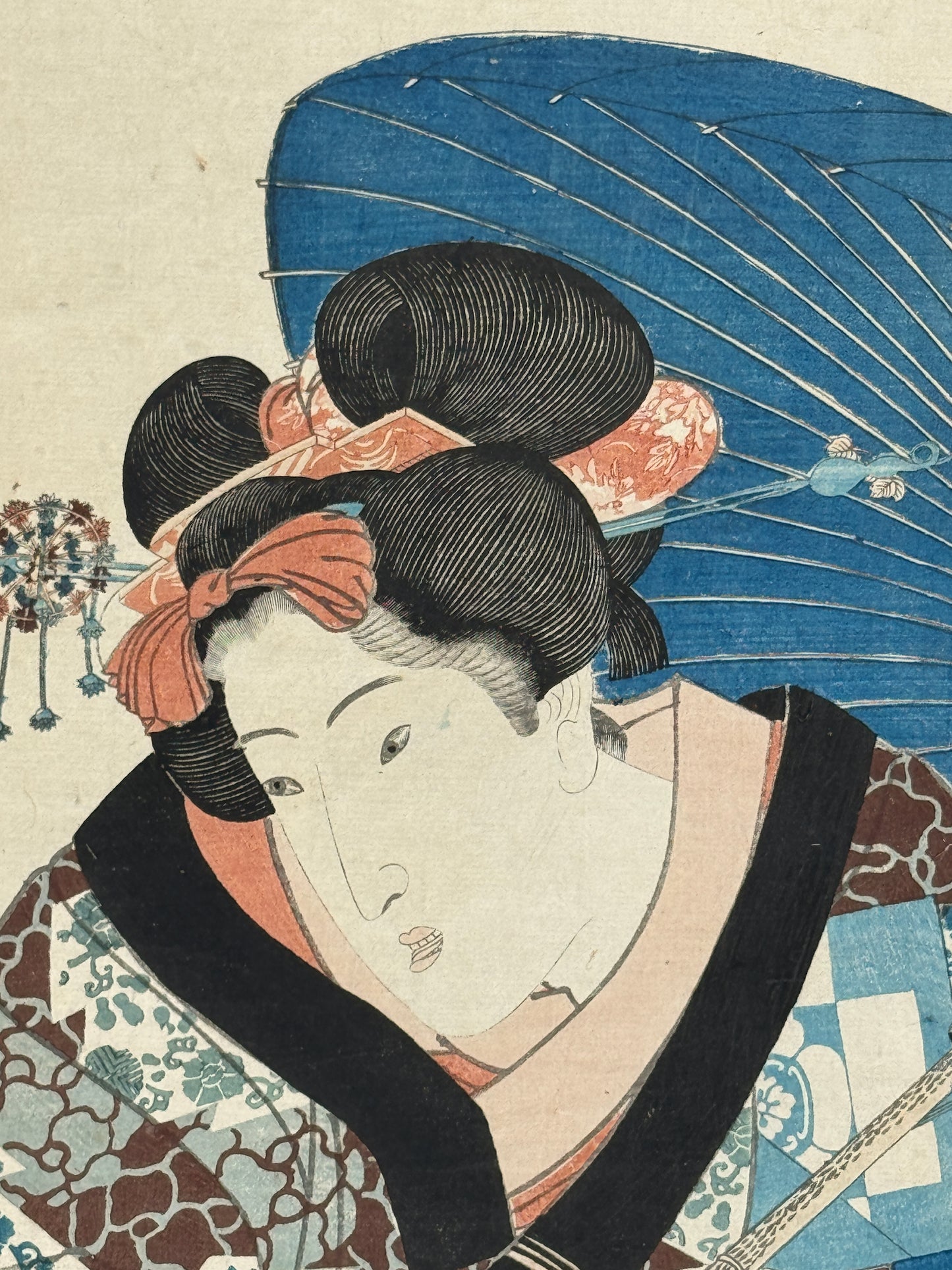 Estampe japonaise de Kunisada Toyokuni III en kakemono-e représentant une courtisane marchant sous son ombrelle, détail du visage