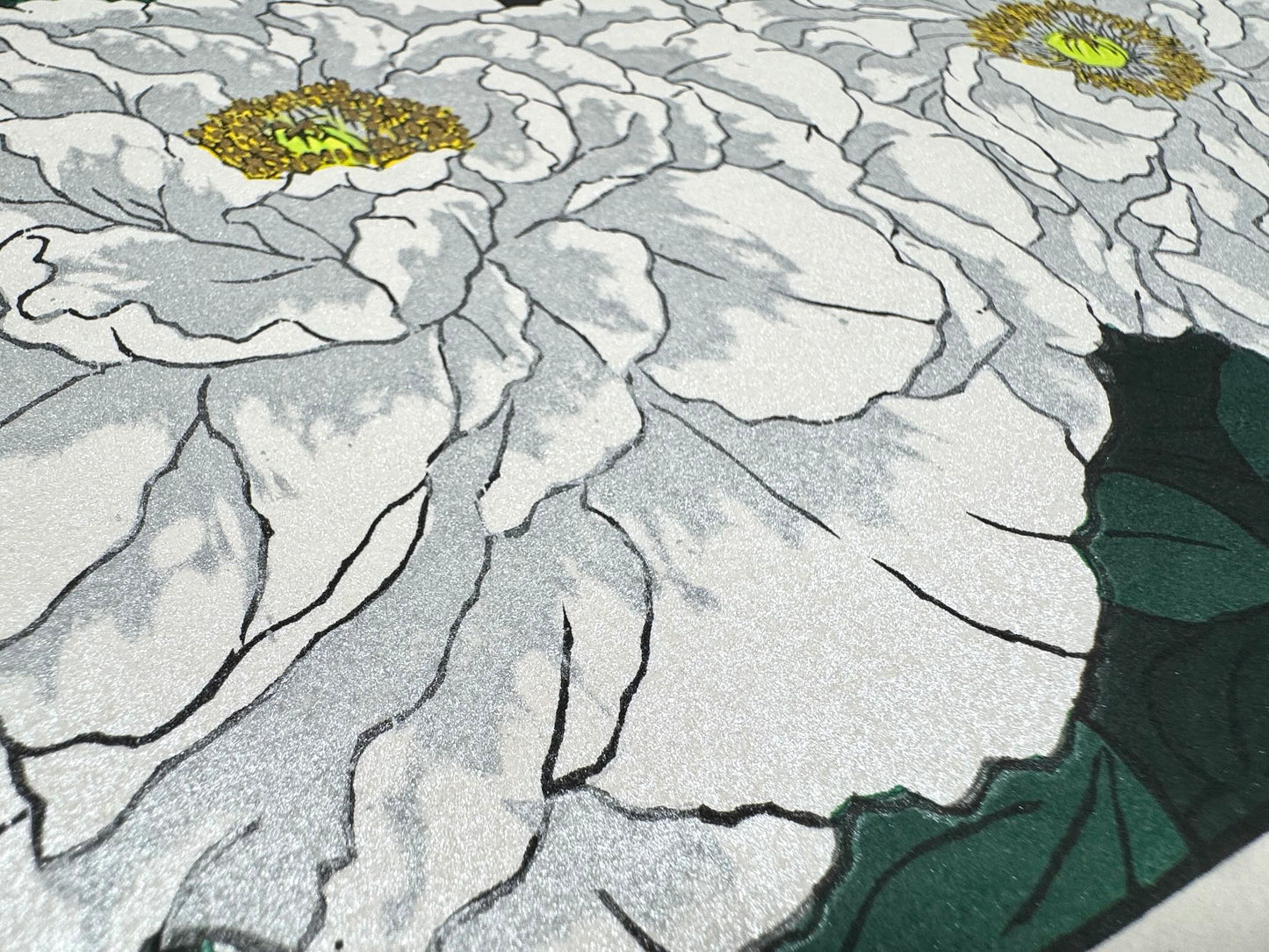 Estampe Japonaise de Kinoshita Taika représentant deux pivoines blanches rehaussées d'encre irisée et de peinture sur fond sombre, détail de l'encre scintillante