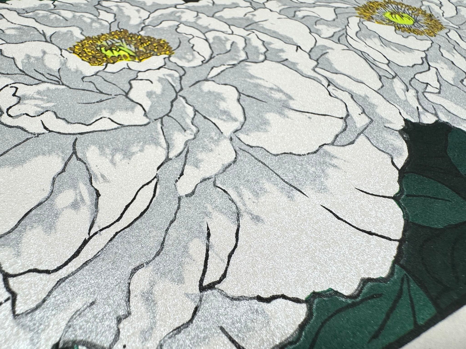 Estampe Japonaise de Kinoshita Taika représentant deux pivoines blanches rehaussées d'encre irisée et de peinture sur fond sombre, détail de l'encre scintillante
