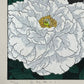 Estampe Japonaise de Kinoshita Taika représentant deux pivoines blanches rehaussées d'encre irisée et de peinture sur fond sombre, détail du numéro de série et du titre