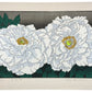 Estampe Japonaise de Kinoshita Taika représentant deux pivoines blanches rehaussées d'encre irisée et de peinture sur fond sombre