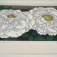 Estampe Japonaise de Kinoshita Taika représentant deux pivoines blanches rehaussées d'encre irisée et de peinture sur fond sombre, détail des reflets irisés