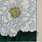 Estampe Japonaise de Kinoshita Taika représentant deux pivoines blanches rehaussées d'encre irisée et de peinture sur fond sombre, détail de la signature et du sceau