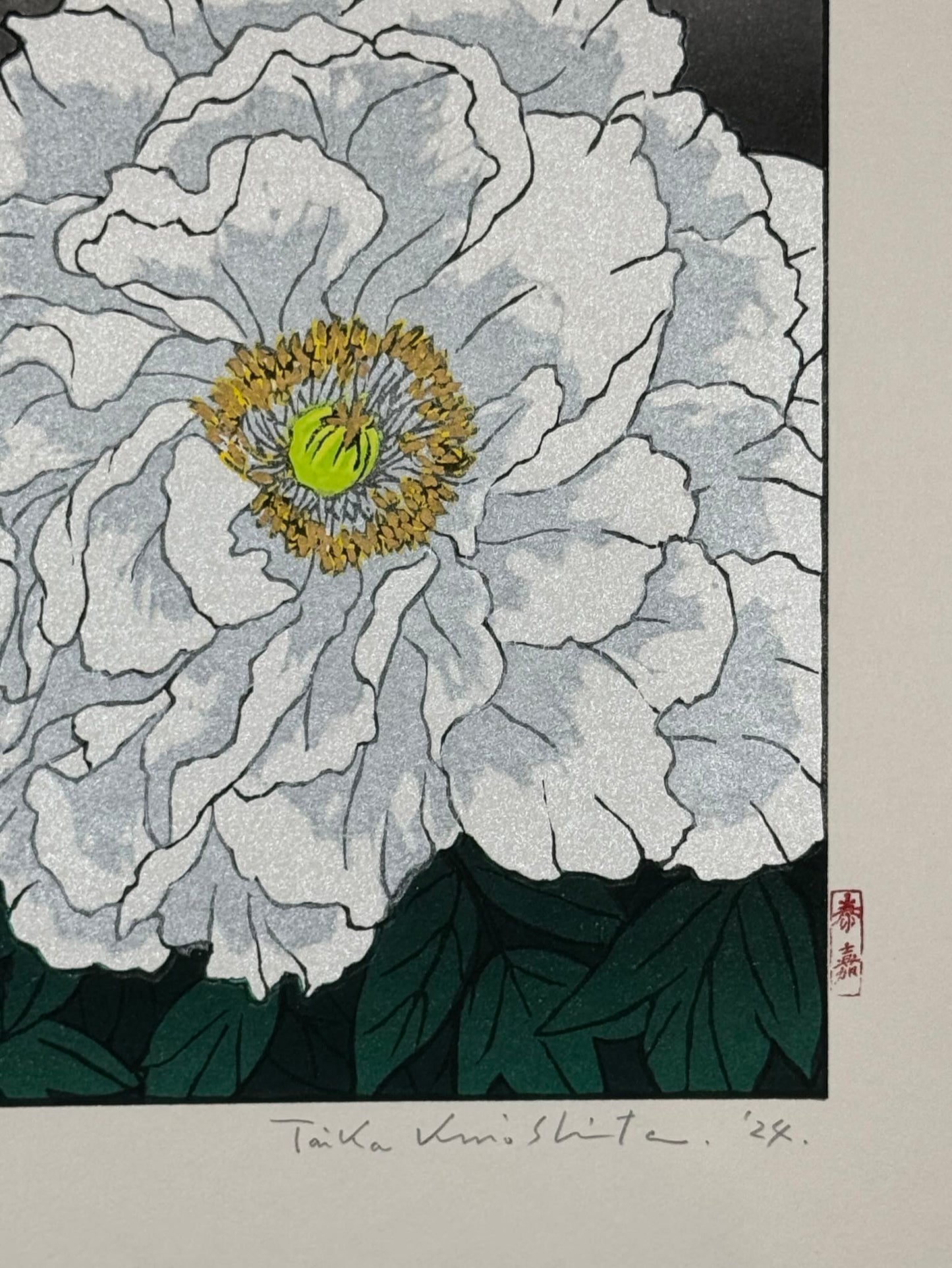 Estampe Japonaise de Kinoshita Taika représentant deux pivoines blanches rehaussées d'encre irisée et de peinture sur fond sombre, détail de la signature et du sceau