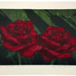 Estampe Japonaise de Kinoshita Taika représentant deux roses rouges sur un fond vert éclaboussé de noir