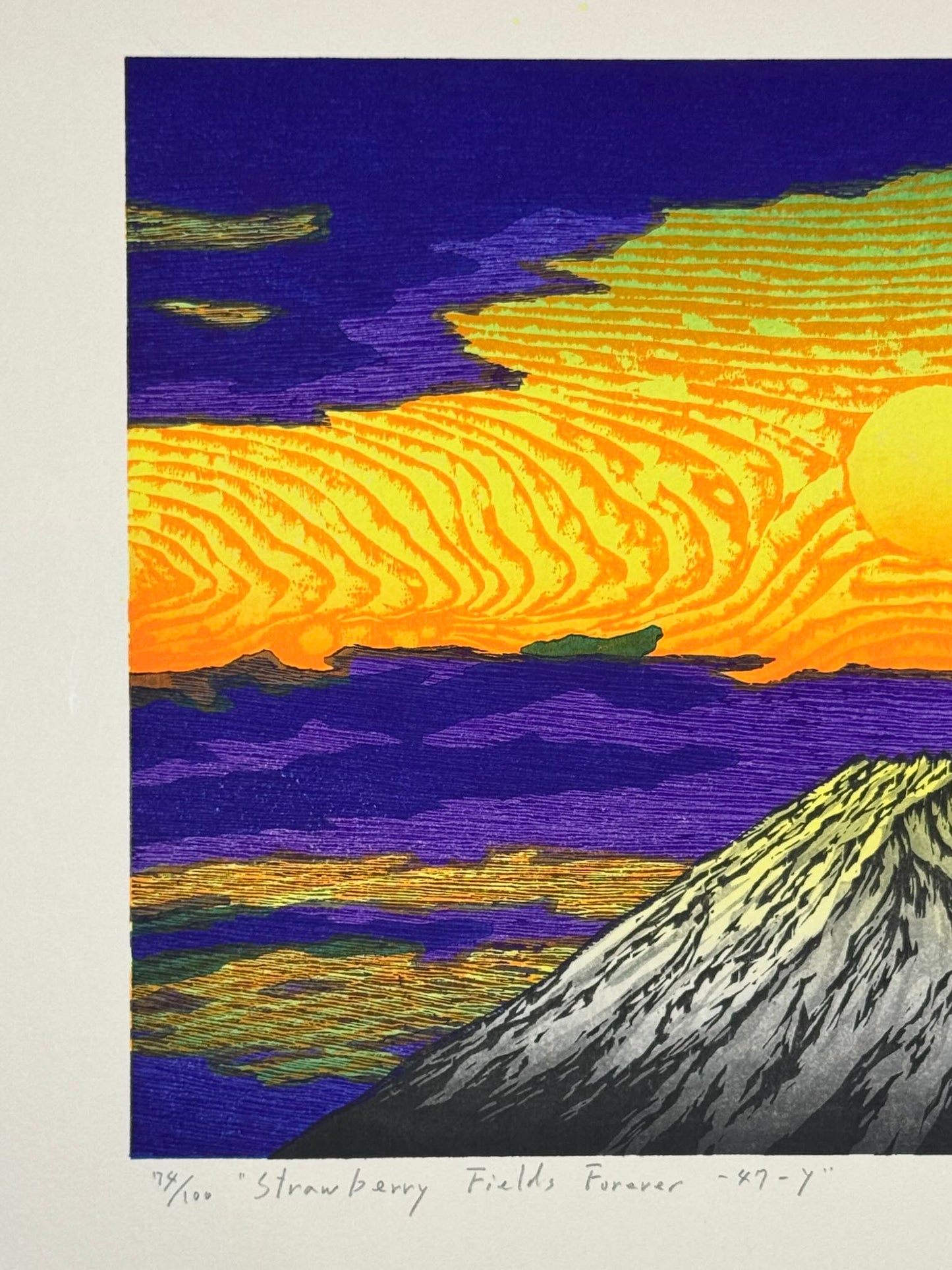 Estampe Japonaise de Kinoshita Taika représentant le soleil dans un ciel jaune aux nuages violets au-dessus le sommet du Mont Fuji, détail de la numérotation de l'oeuvre et du titre