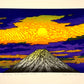 Estampe Japonaise de Kinoshita Taika représentant le soleil dans un ciel jaune aux nuages violets au-dessus le sommet du Mont Fuji 