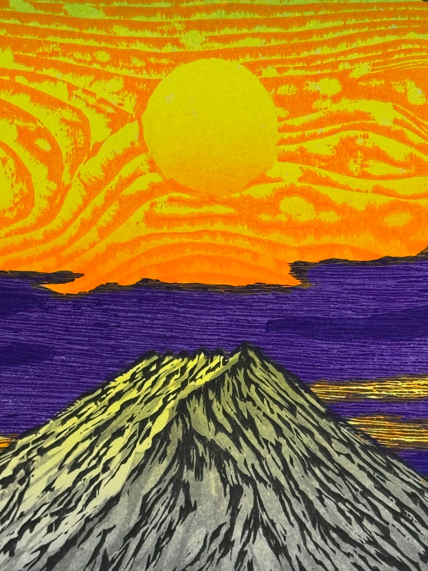 Estampe Japonaise de Kinoshita Taika représentant le soleil dans un ciel jaune aux nuages violets au-dessus le sommet du Mont Fuji, détail du soleil et du sommet
