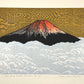 Estampe Japonaise de Kinoshita Taika représentant le sommet du Mont Fuji au-dessus de nuages argentés sur un ciel or