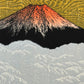 Estampe Japonaise de Kinoshita Taika représentant le sommet du Mont Fuji au-dessus de nuages argentés sur un ciel or, détail du sommet des nuages