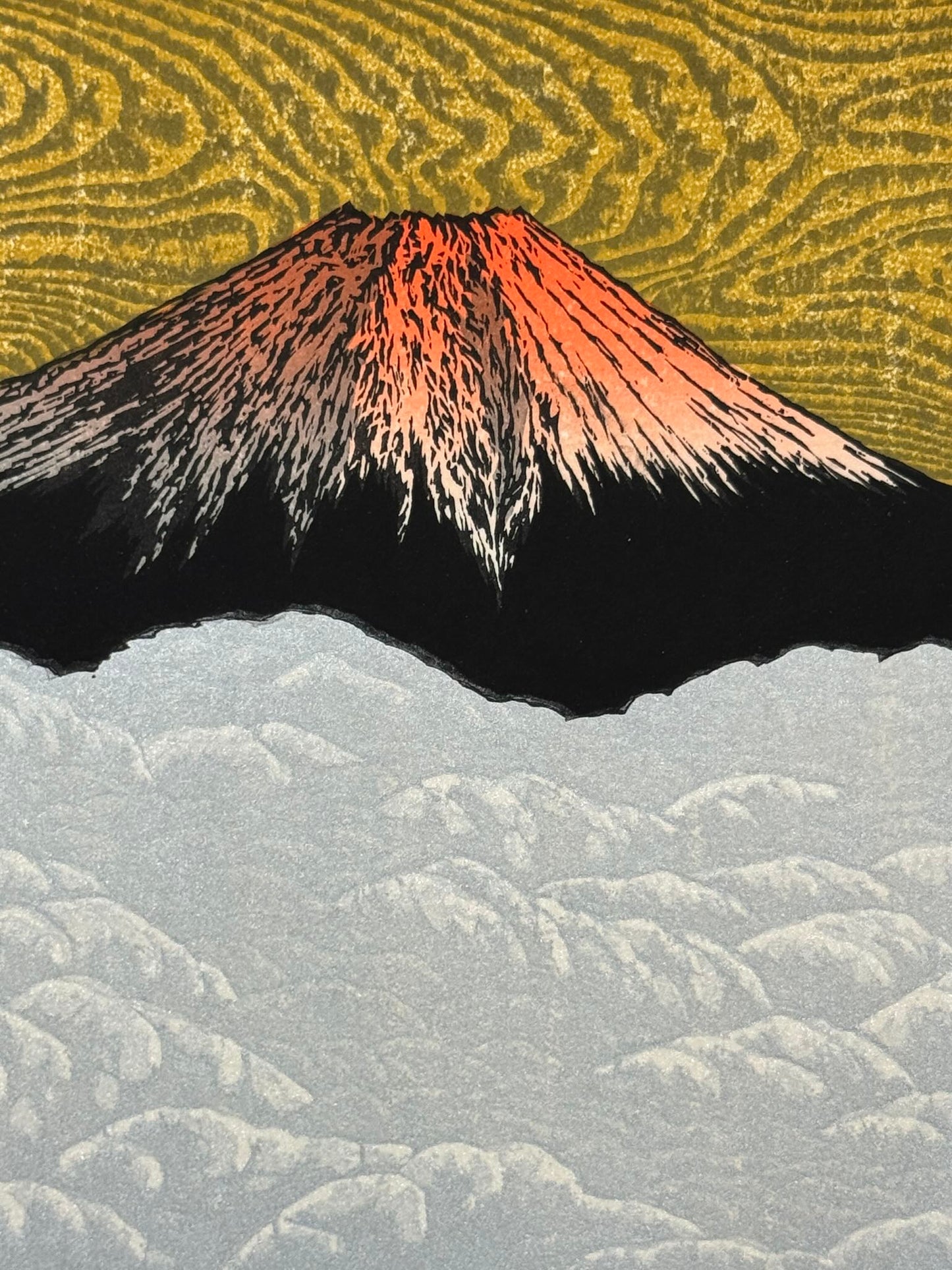 Estampe Japonaise de Kinoshita Taika représentant le sommet du Mont Fuji au-dessus de nuages argentés sur un ciel or, détail du sommet des nuages
