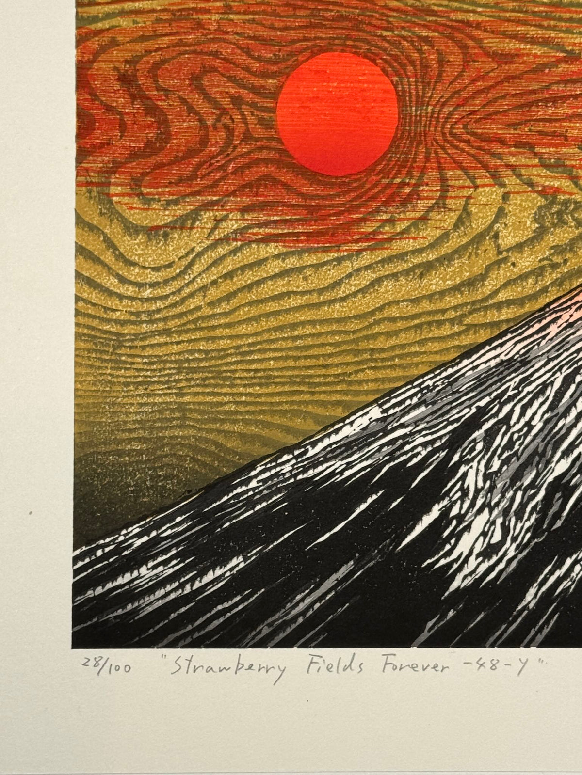 Estampe Japonaise de Kinoshita Taika représentant le sommet du mont Fuji éclairé par un soleil rouge dans un ciel or, détail du numéro de série et du titre