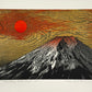 Estampe Japonaise de Kinoshita Taika représentant le sommet du mont Fuji éclairé par un soleil rouge dans un ciel or