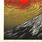 Estampe Japonaise de Kinoshita Taika représentant le sommet du mont Fuji éclairé par un soleil rouge dans un ciel or, détail du numéro de série et du titre