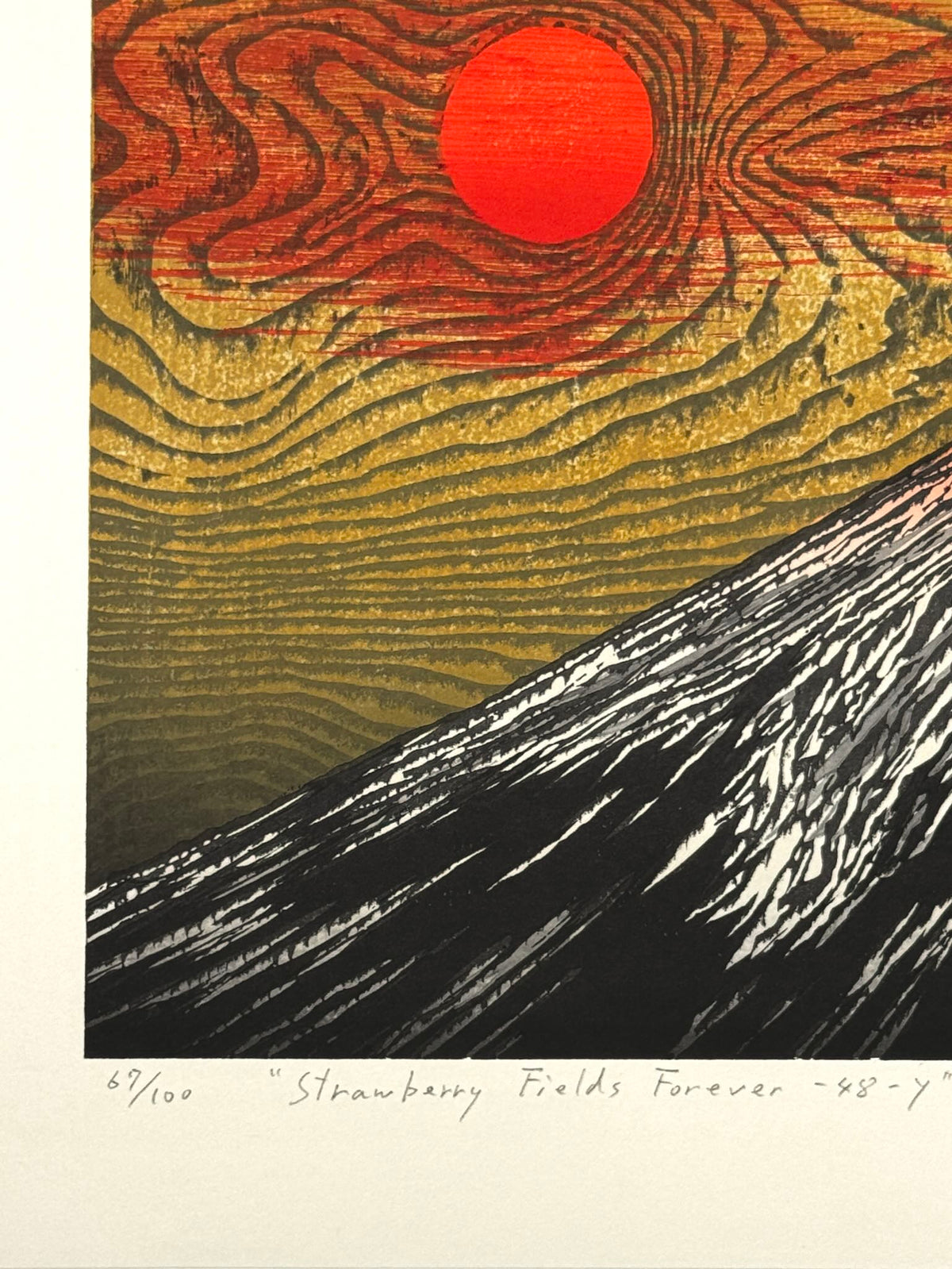 Estampe Japonaise de Kinoshita Taika représentant le sommet du mont Fuji éclairé par un soleil rouge dans un ciel or, détail du numéro de série et du titre