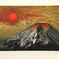 Estampe Japonaise de Kinoshita Taika représentant le sommet du mont Fuji éclairé par un soleil rouge dans un ciel or