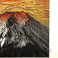 Estampe Japonaise de Kinoshita Taika représentant le sommet du mont Fuji éclairé par un soleil rouge dans un ciel or, détail de la signature et du sceau