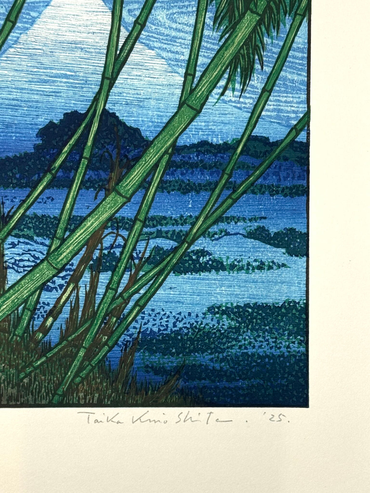 Estampe Japonaise de Kinoshita Taika représentant le mont Fuji la nuit derrière une forêt de bambous, détail de la signature de l'artiste