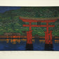 Estampe Japonaise de Kinoshita Taika représentant le grand torii du sanctuaire Itsukushima-jinja à Miyajima la nuit