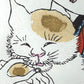Estampe Japonaise de Kinoshita Taika hommage à Yoshitoshi dans laquelle une beauté en kimono câline un chat au regard rieur, détail du gaufrage sur le chat