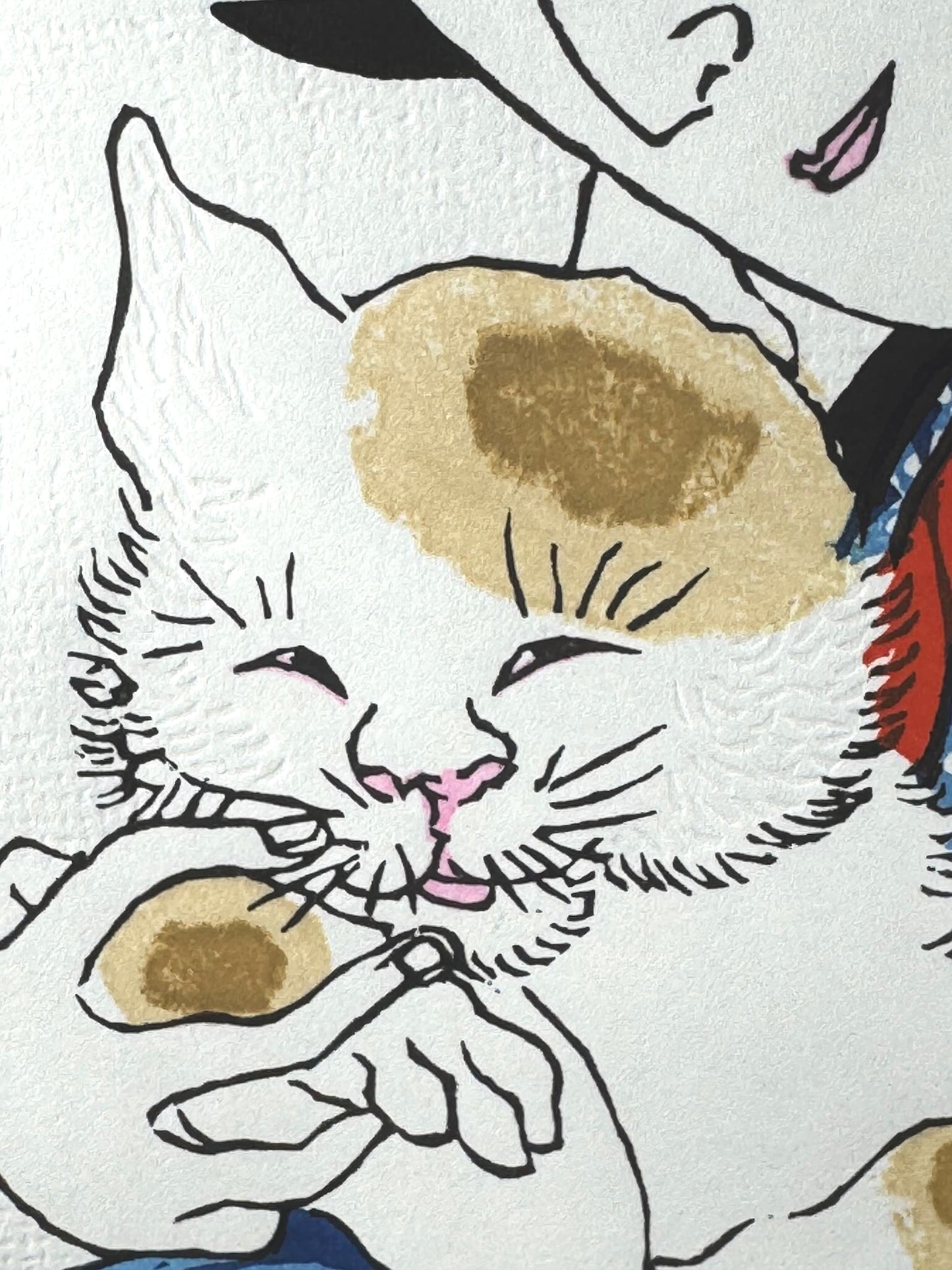 Estampe Japonaise de Kinoshita Taika hommage à Yoshitoshi dans laquelle une beauté en kimono câline un chat au regard rieur, détail du gaufrage sur le chat