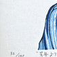 Estampe Japonaise de Kinoshita Taika hommage à Yoshitoshi dans laquelle une beauté en kimono câline un chat au regard rieur, détail du gaufrage du papier et numéro de l'oeuvre
