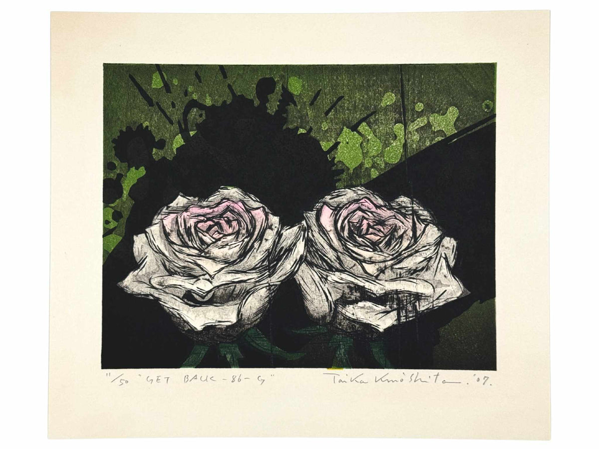 Estampe Japonaise de Kinoshita Taika représentant deux roses blanches sur un fond vert éclaboussé de noir