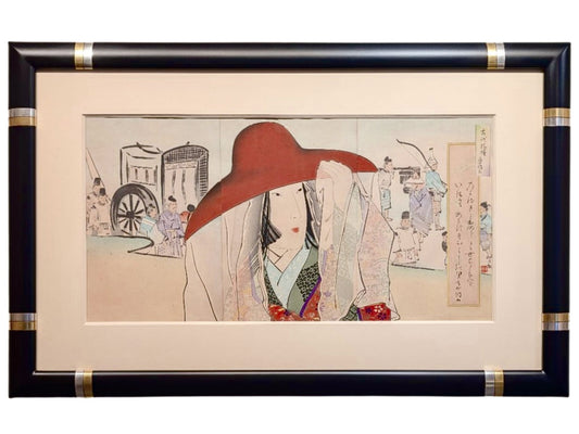 estampe japonaise en triptyque encadrée de Kiyochika Kobayashi, portrait de femme avec chapeau orange en gros plan, scène époque Heian dans la fond, cadre noir avec double bague à l'or fin