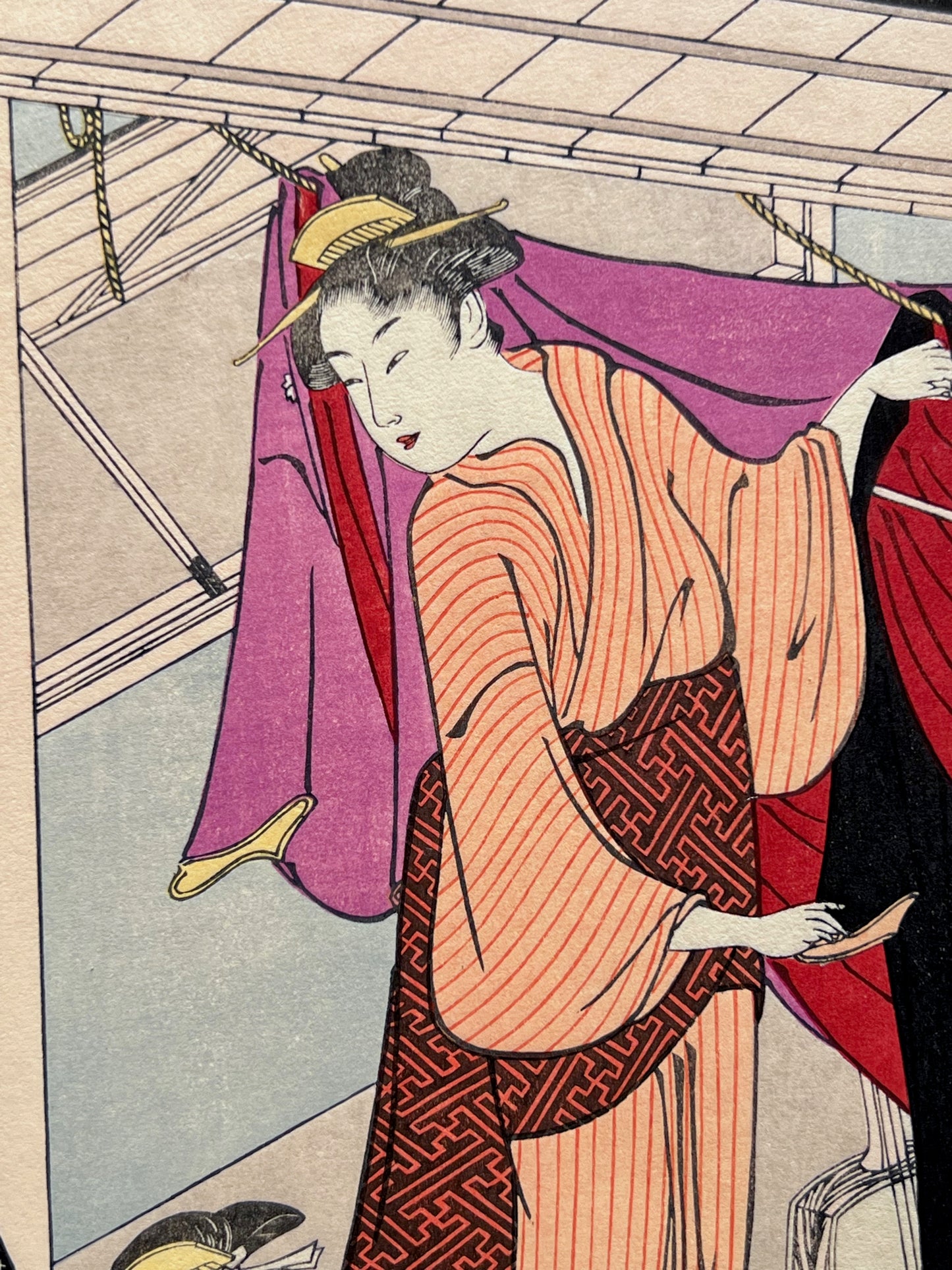 estampe japonaise femme étend du linge sur un balcon