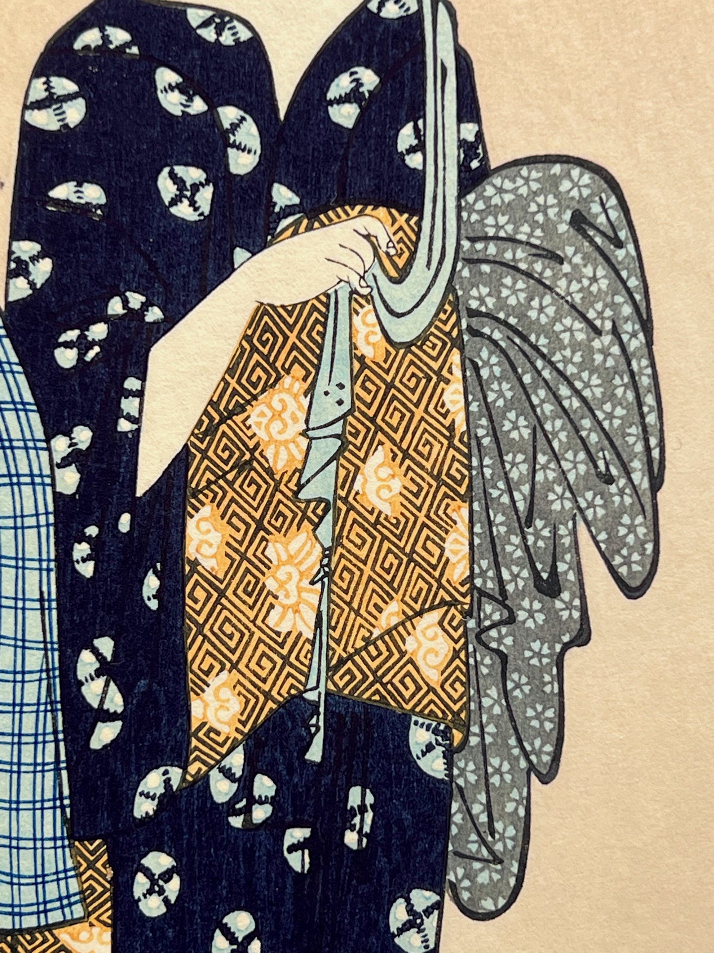 Estampe japonaise de Torii Kiyonaga représentant trois femmes à leur toilette dans les bains publics, détail des kimonos