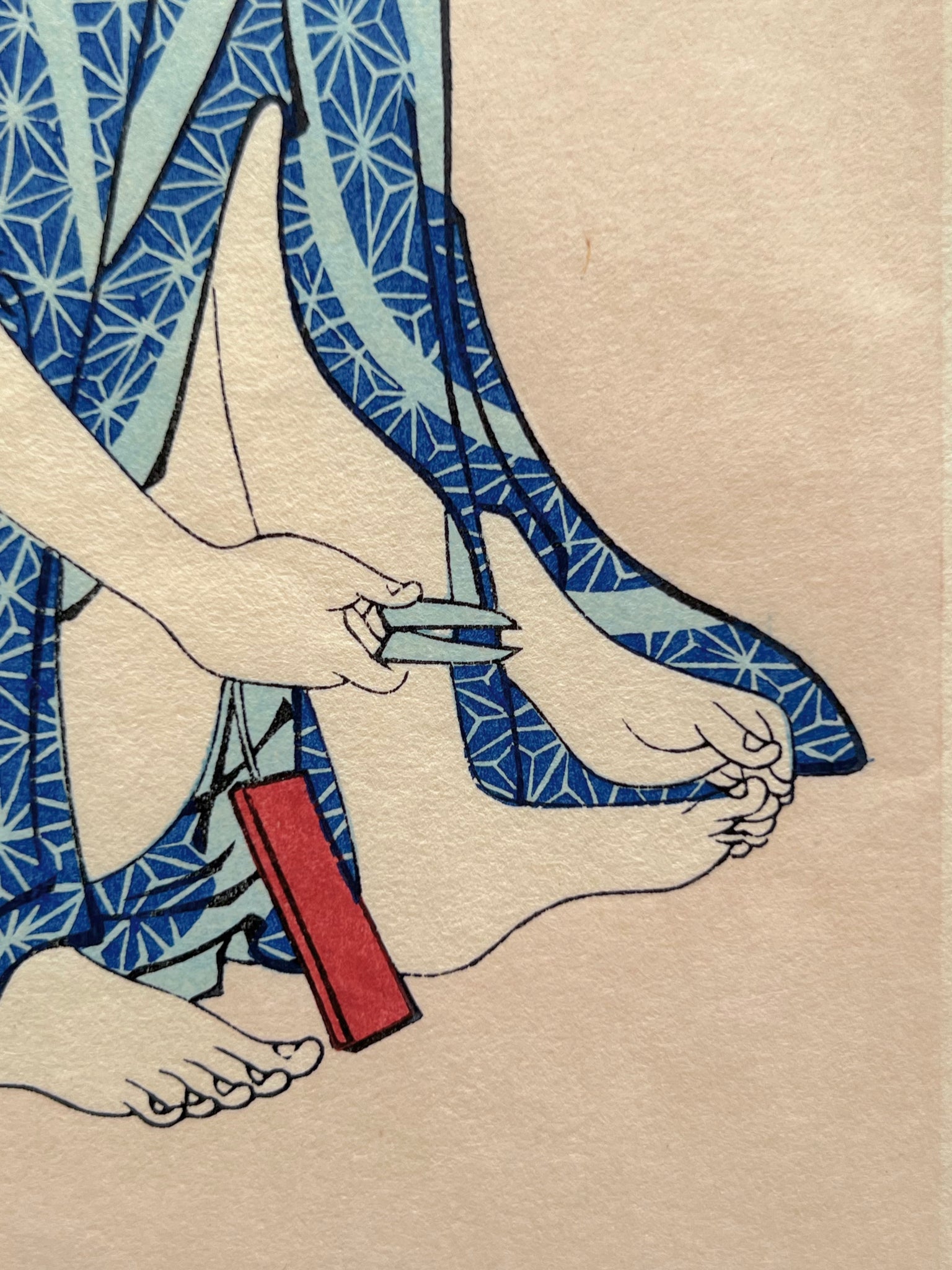 Estampe japonaise de Torii Kiyonaga représentant trois femmes à leur toilette dans les bains publics, détail des pieds de la femme se coupant les ongles