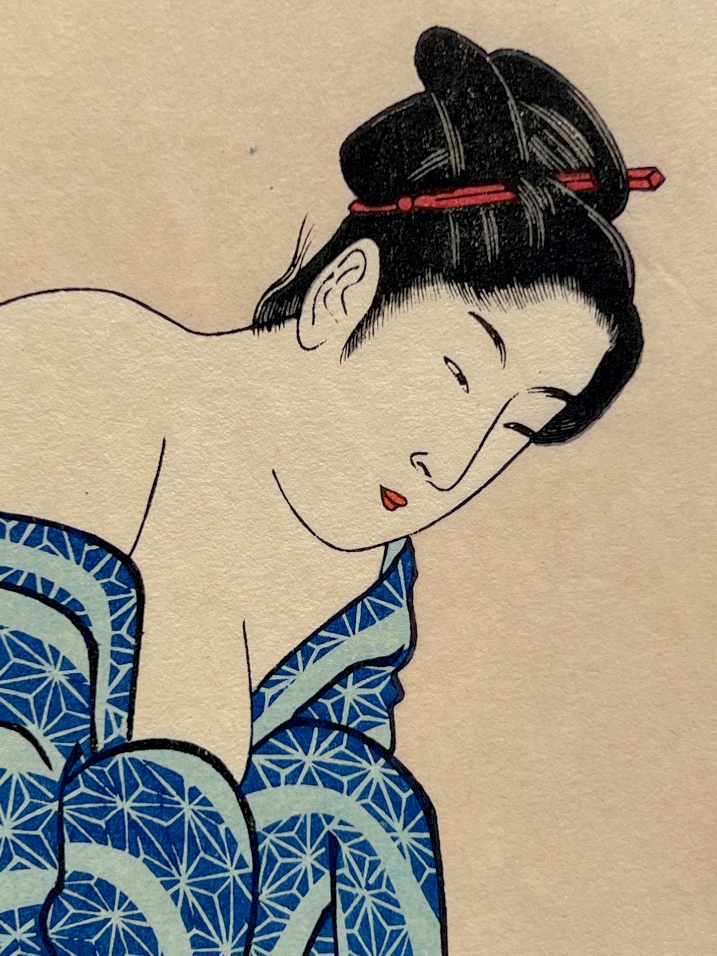 Estampe japonaise de Torii Kiyonaga représentant trois femmes à leur toilette dans les bains publics, détail du visage de la femme se coupant les ongles