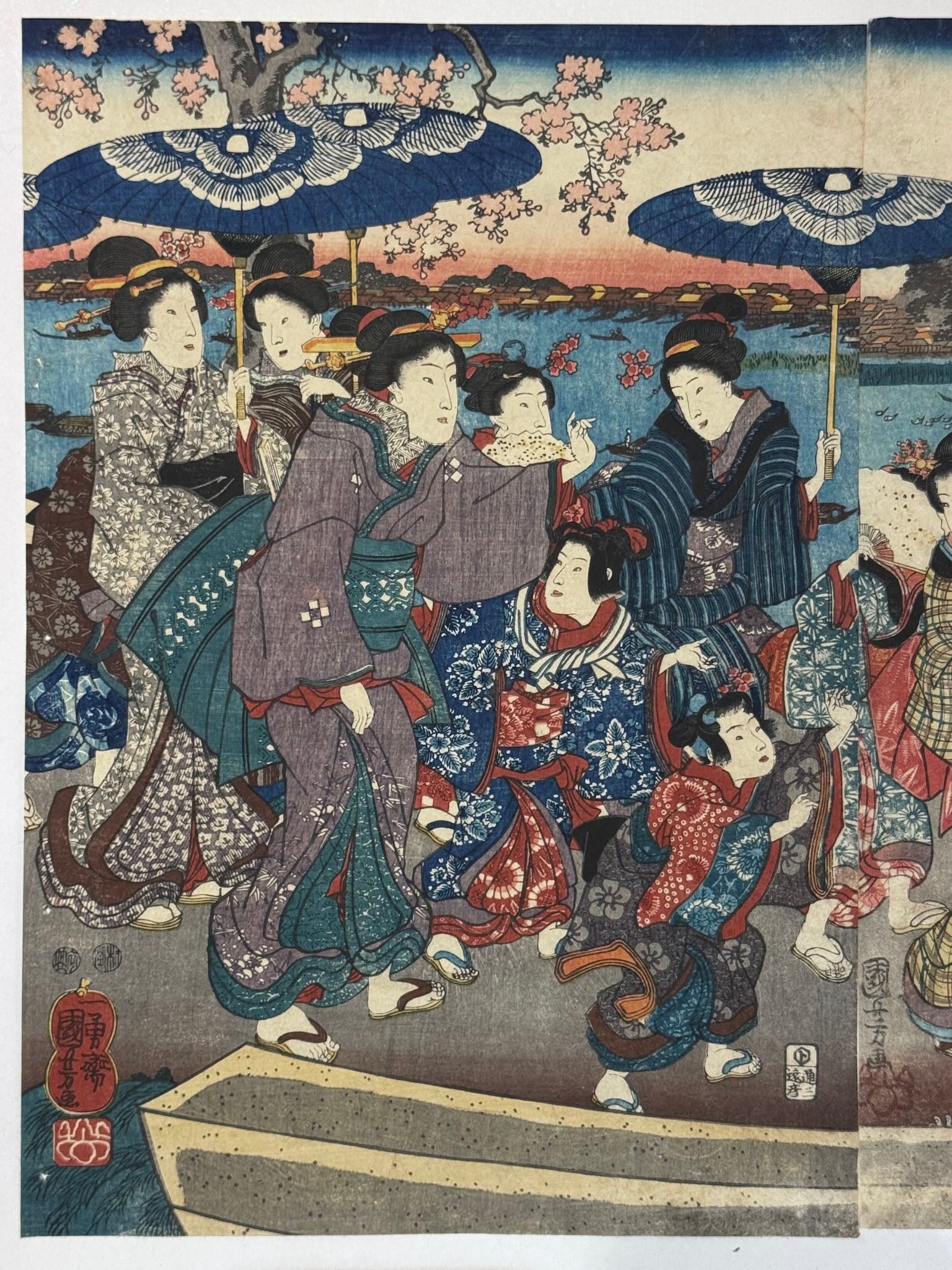 Estampe Japonaise triptyque de Kuniyoshi représentant des femmes en kimono contemplant les cerisiers en fleurs au bord de la rivière Sumida devant le torii du sanctuaire Mimeguri, détail du panneau de gauche avec signature