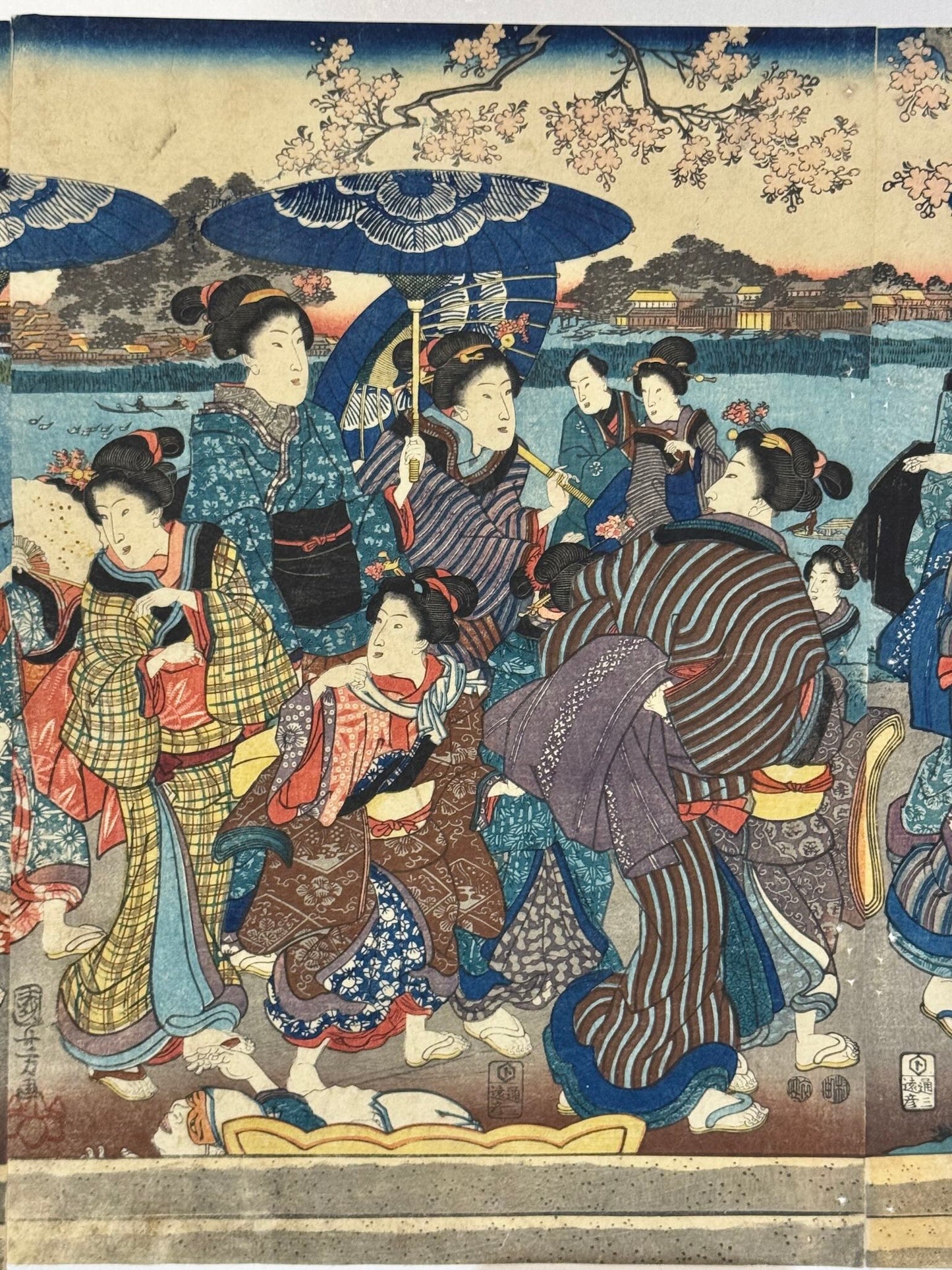 Estampe Japonaise triptyque de Kuniyoshi représentant des femmes en kimono contemplant les cerisiers en fleurs au bord de la rivière Sumida devant le torii du sanctuaire Mimeguri, détail du panneau central