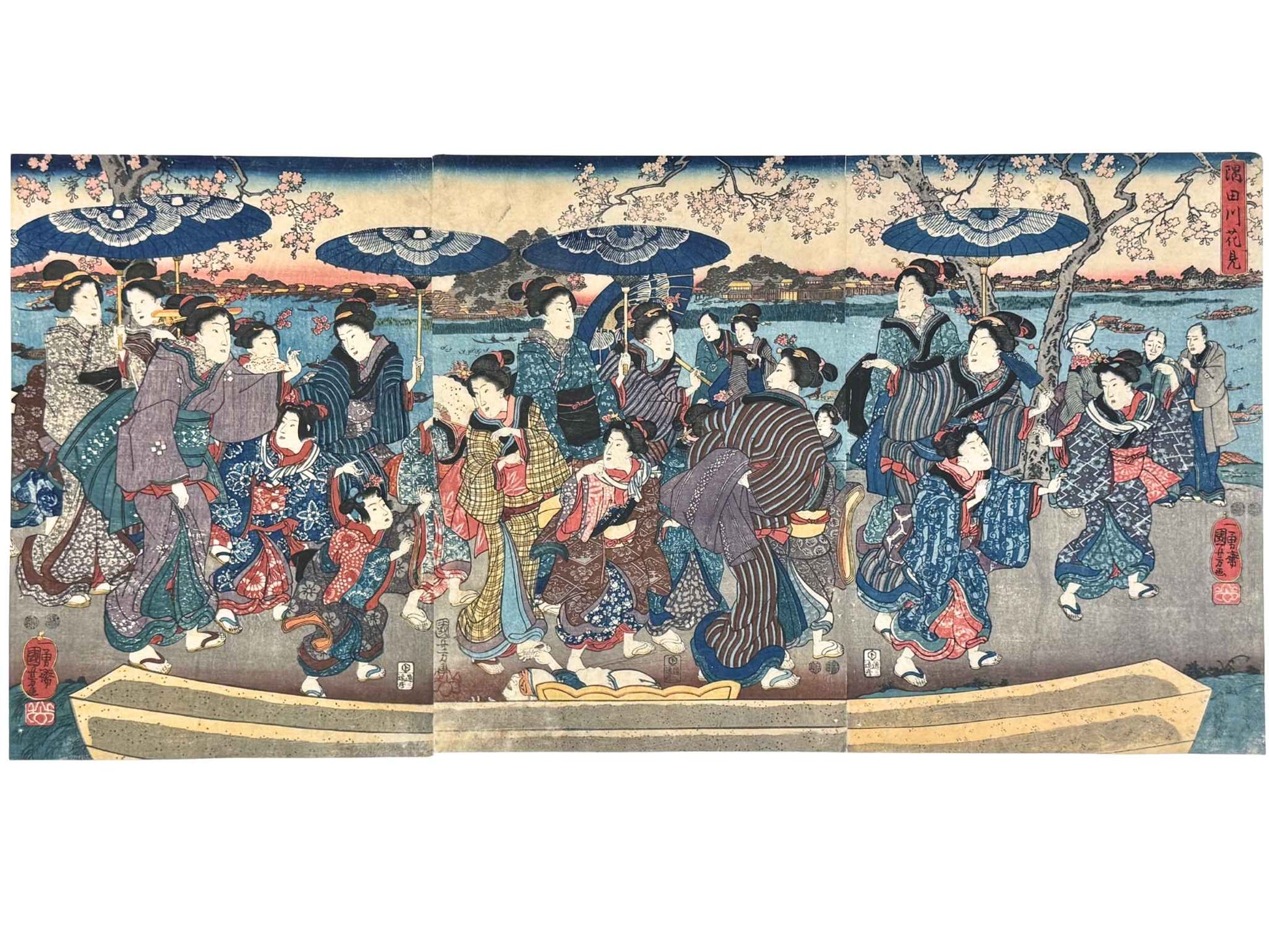 Estampe Japonaise triptyque de Kuniyoshi représentant des femmes en kimono contemplant les cerisiers en fleurs au bord de la rivière Sumida devant le torii du sanctuaire Mimeguri