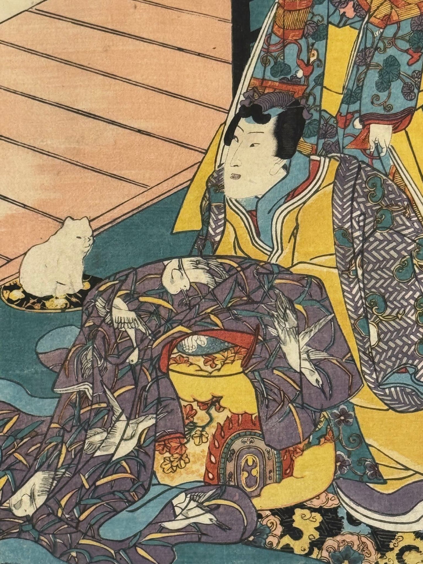 Estampe Japonaise triptyque de Kuniyoshi représentant des courtisanes sous la neige, habillées de kimonos colorés, détail d'un seigneur accompagné d'un chat blanc