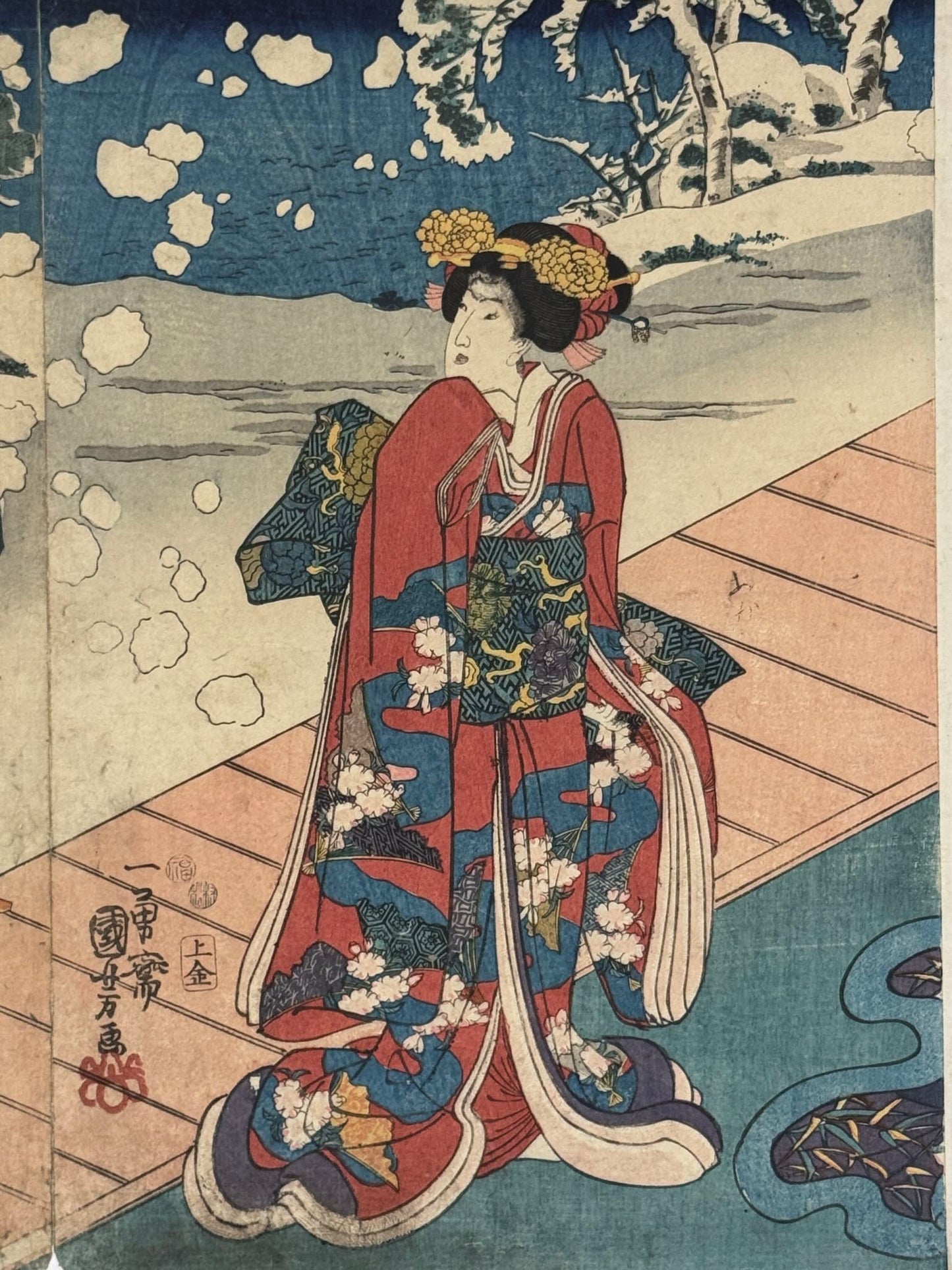 Estampe Japonaise triptyque de Kuniyoshi représentant des courtisanes sous la neige, habillées de kimonos colorés, et un seigneur accompagné d'un chat blanc et d'un coucou, détail d'une beauté en rouge sur la terrasse