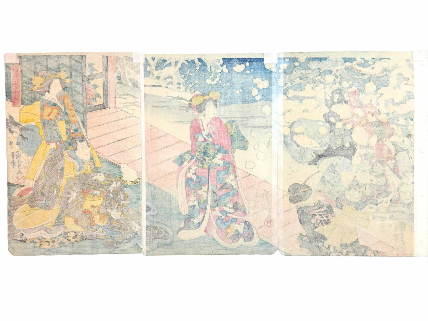 Estampe Japonaise triptyque de Kuniyoshi représentant des courtisanes sous la neige, habillées de kimonos colorés, et un seigneur accompagné d'un chat blanc et d'un coucou, le verso